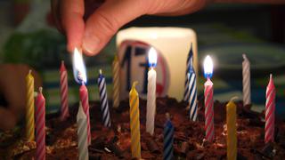 Su madre le hizo una tarta de cumpleaños y le dejó un peculiar mensaje que se volvió viral