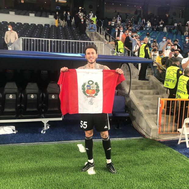 Gustavo Dulanto festejando con la bandera peruana en el Santiago Bernabéu. (Instagram)