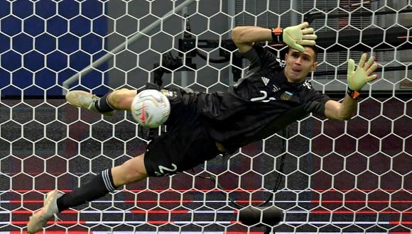 Emiliano Martínez jugó en el Aston Villa en la temporada 2020-21. (Foto: AFP)
