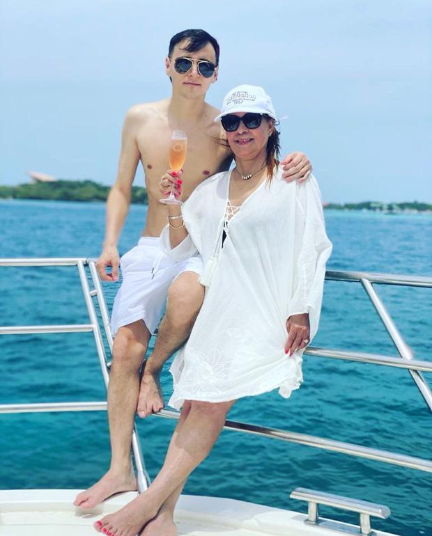 "Con mi madre hermosa en Cartagena descansando. Gracias Dios por tanto", escribió el 3 de abril de 2021 (Foto: Mauricio Leal / Instagram)