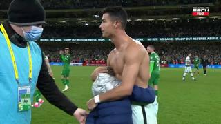 Gesto para aplaudir: el abrazo y regalo de Cristiano a una pequeña que entró a la cancha [VIDEO]