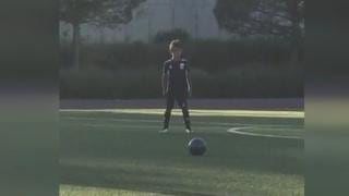 Como el padre: Cristiano Junior marcó golazo de tiro libre en torneo infantil [VIDEO]
