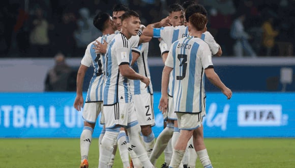 Argentina reaccionó a tiempo y se lo dio a vuelta a Uzbekistán en el debut del Mundial Sub 20. (Foto: EFE)