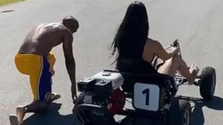 Douglas Costa puso a prueba su velocidad y compitió contra un kart [VIDEO]
