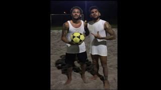 Terrible dupla: Neymar y Alves se lucen y disfrutan de sus vacaciones jugando futvóley [VIDEO]