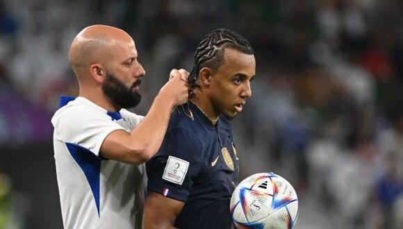 Jules Koundé jugó con collares el Francia vs. Polonia, algo prohibido por la IFAB. (Foto: AFP)