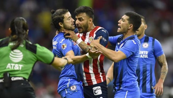 Alexis Vega fue expulsado por agresión a Ignacio Rivero en el Cruz Azul vs. Chivas. (Foto: AFP)