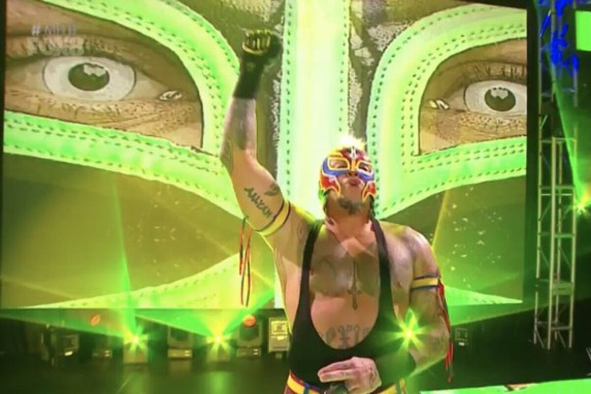 Rey Mysterio celebrando su victoria. (Foto: WWE)