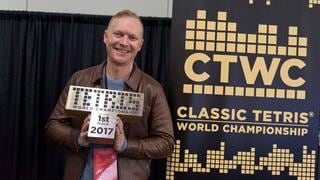 Campeón indiscutible: Jonas Neubauer alza de nuevo la copa del Mundial de Tetris Clásico