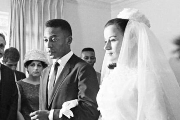 Pelé y Rosemeri dos Reis, su primera esposa, en su boda en febrero de 1966 (Foto: Neville Makin)