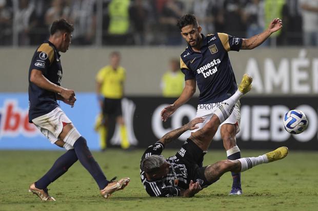 Andrés Andrade defendió más de lo que atacó ante Mineiro. (Photo by DOUGLAS MAGNO / AFP)