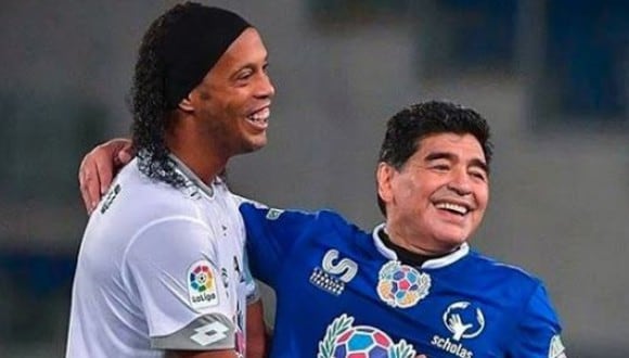 Diego Maradona y Ronaldinho son considerados dos leyendas vivientes del fútbol en la actualidad. (Foto: Getty Images)