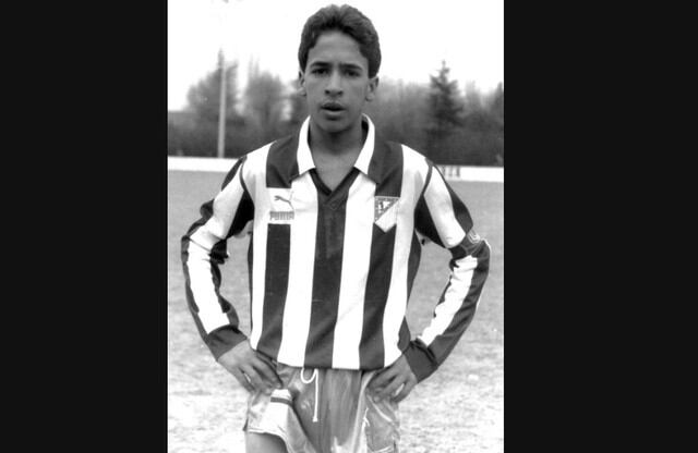 Raúl posando con la de Atlético de Madrid.