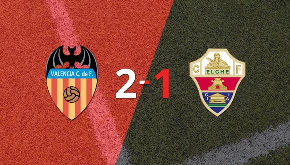 Valencia logra 3 puntos al vencer de local a Elche 2-1