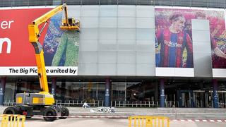 Intenta no llorar: borran de la fachada del Camp Nou la imagen de Lionel Messi tras su salida del Barza [VIDEO]