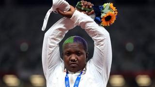 ¡Cruzó los brazos! Atleta estadounidense realizó polémica protesta en el podio de lanzamiento de bala