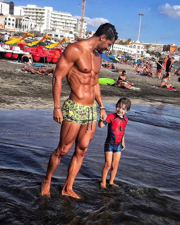 El modelo al lado de su pequeño hijo (Foto: Isaac Moreno / Instagram)