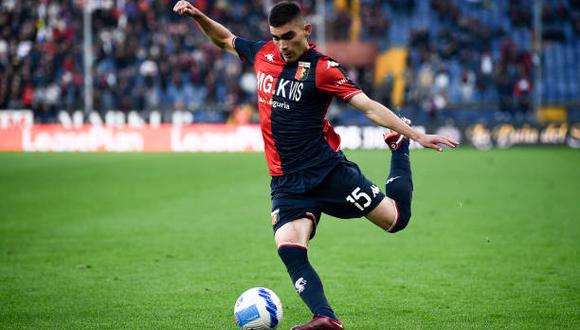 Johan Vásquez es pretendido por clubes de la Serie A, pero Genoa planea retenerlo. (Getty Images)