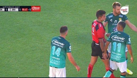 Se despide del partido: Santiago Ormeño quedó expulsado en el partido de León vs. Querétaro. (Claro Sports)