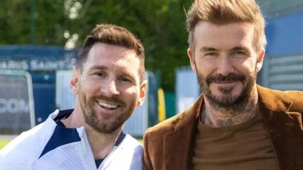 Lionel Messi junto a David Beckham en una fotografía tomada en los entrenamientos del PSG, club en el que el argentino jugó hasta mediados de 2023 (Foto: PSG)