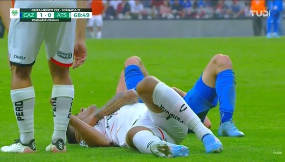 Anderson Santamaría no pudo continuar jugando el Cruz Azul-Atlas tras fuerte caída. (Captura: TUDN)
