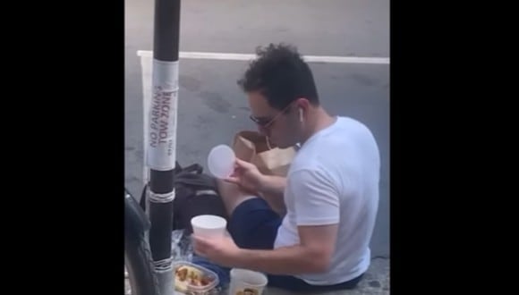 Un trabajador de Uber Eats comió la comida de su cliente y fue captado por una cámara (Foto: TikTok)