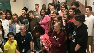 ¡De visita! Selena Gomez volvió a su antigua escuela en Texas | FOTOS Y VIDEOS