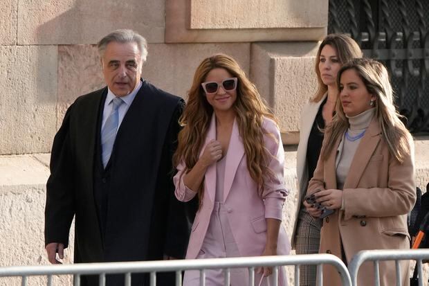Shakira agradece a sus fans que se acercaron a la corte en este día tan especial para ella (Foto: AFP)