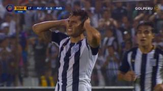 Alianza Lima: Mario Velarde sacó potente remate de media distancia y el palo le negó el gol