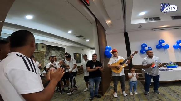 Millonarios celebró cumpleaños de Larry Vásquez. (Video: Twitter)