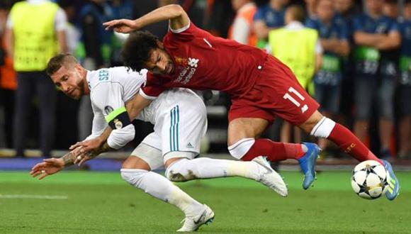 Mohamed Salah y Sergio Ramos, en la polémica jugada de la final de la Champions League 2018. (Foto: AP)