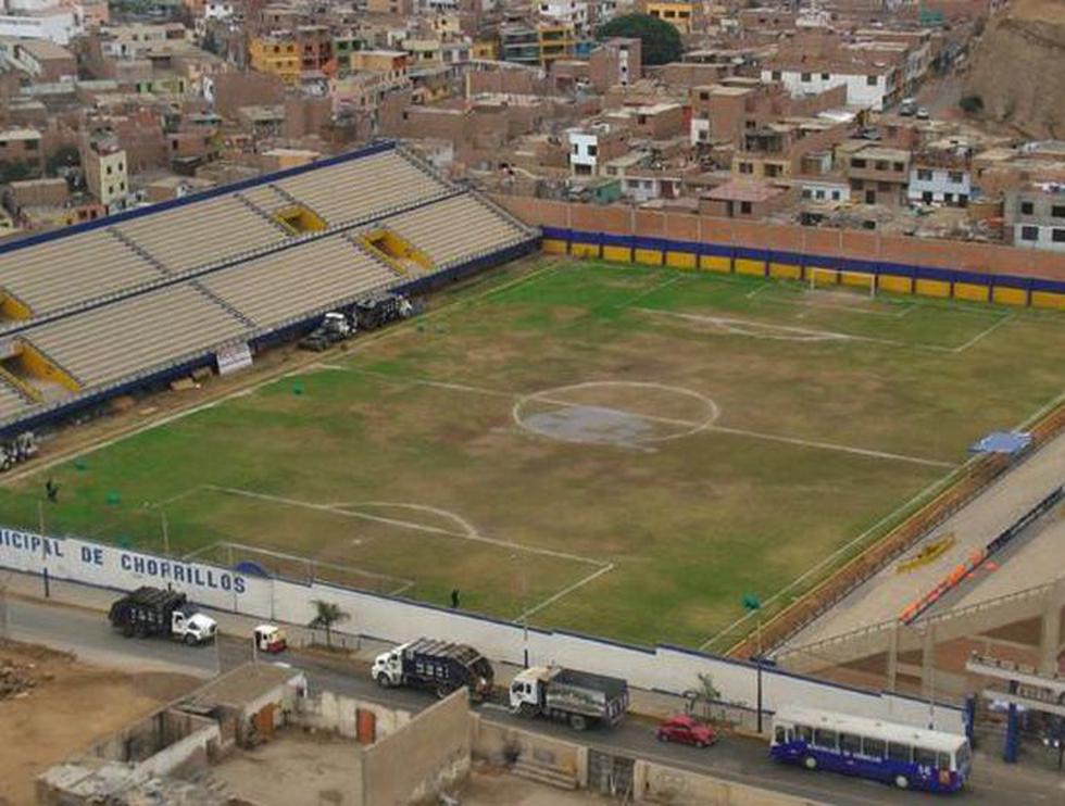 La 'Cancha de los Muertos', llamada así por estar al lado de un cementerio, es un popular estadio en el distrito de Chorrillos.