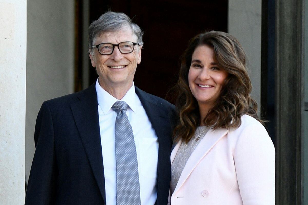 Fundación Bill y Melinda Gates está en la ubicación 2 de los poderoso que da su dinero a causas filantrópicas. Aquí cuando los aún esposos llegaron al Palacio del Elíseo en París el 21 de abril de 2017 (Foto: Martín Bureau / AFP)