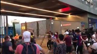 Tensión en Camp Nou: hinchas del Barça se meten al estadio para pedir la dimisión de Bartomeu [VIDEO]