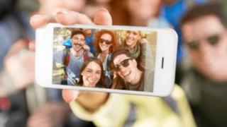 Acorde a la ‘nueva normalidad’: Apple y su nueva función para tomar selfies grupales con distancia social