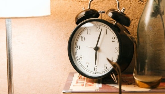 El horario de invierno implica que debes retroceder una hora a tu reloj (Foto: Pexels)