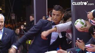 Balón de Oro: hincha se sacó selfie con Cristiano Ronaldo, ¡pero casi lo tumba!