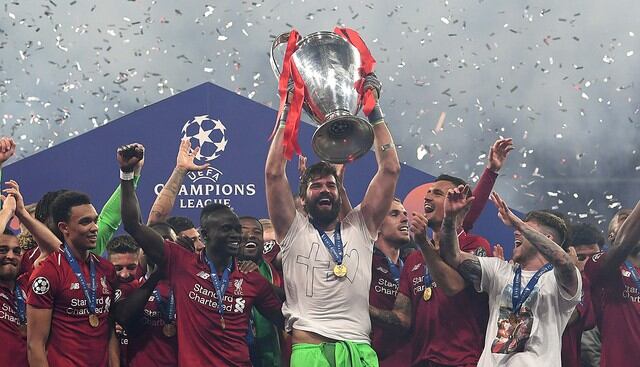 Alisson Becker con el trofeo de la Champions League. (FOto: AFP)