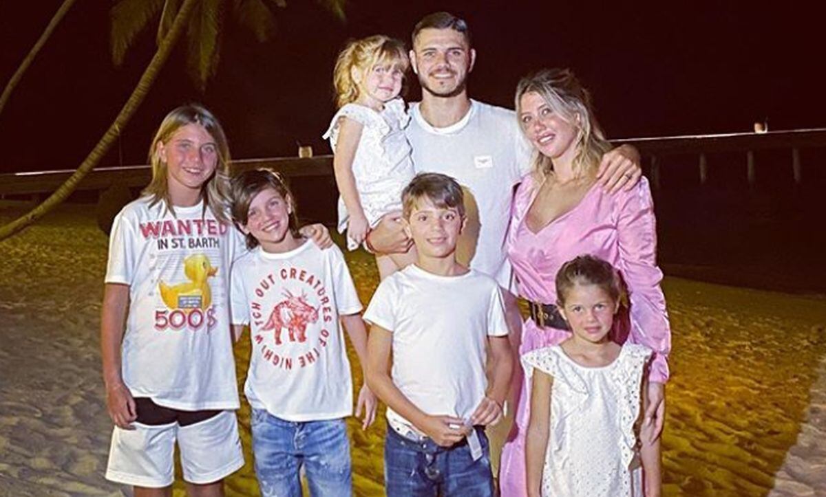 La familia de Icardi y Wanda recibiendo el 2020. (Instagram: @mauroicardi)