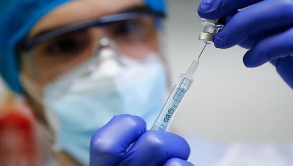 En esta imagen divulgada por la Comunidad de Madrid, una enfermera prepara una dosis de la vacuna Pfizer-BioNTech contra el coronavirus. (AFP).