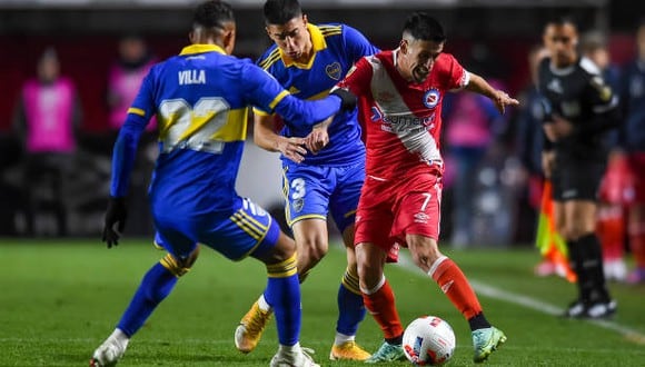 BUENOS AIRES, ARGENTINA - JULY 19: Javier Cabrera of Argentinos Juniors fights for the ball with Sebastian Villa and Agustin Sandez of Boca Juniors during a match between Argentinos Juniors and Boca Juniors as part of Liga Profesional 2022 at Diego Maradona Stadium on July 19, 2022 in Buenos Aires, Argentina. (Photo by Marcelo Endelli/Getty Images)
