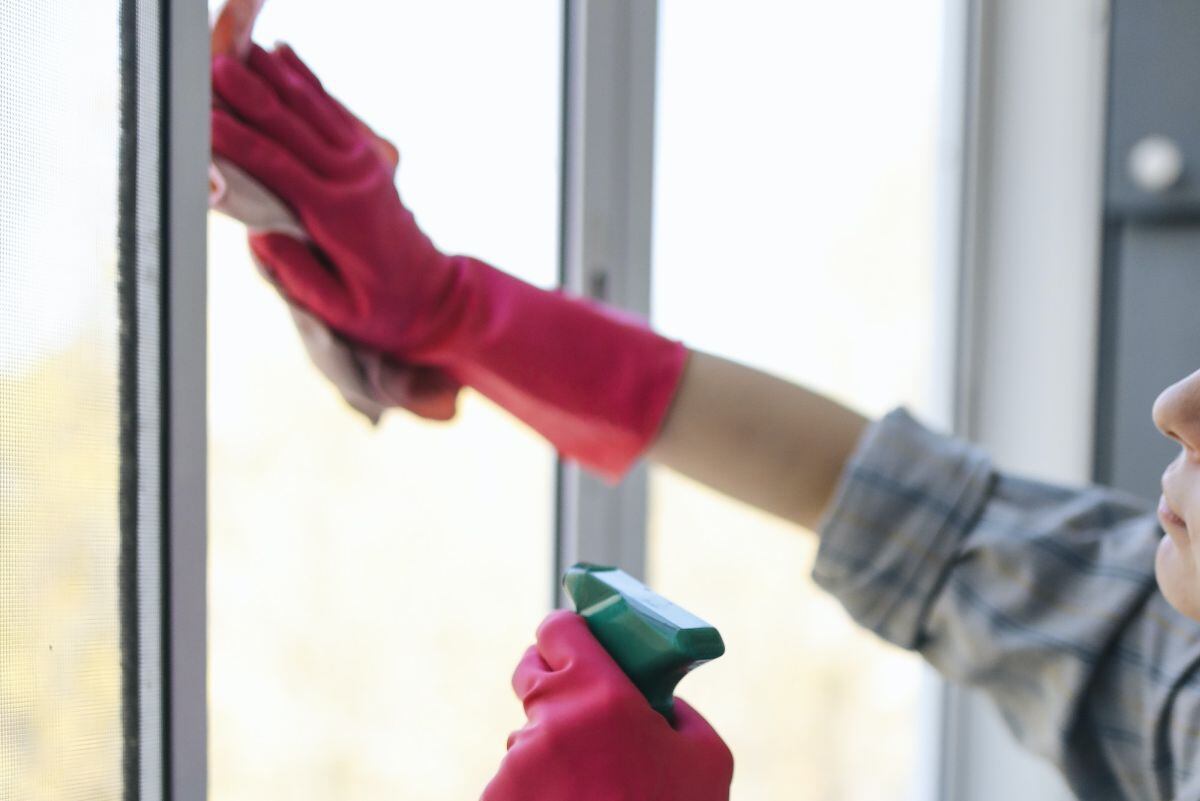 TRUCO CASEROS | Recuerda limpiar y engrasar las bisagras de tu ventana al menos una vez al año. (Foto: Polina Tankilevitch / Pexels)