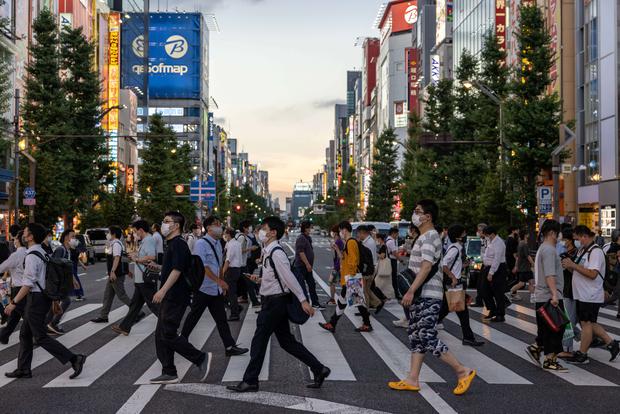 La gente camina por las calles de Tokio (Foto: AFP)