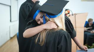 Una madre “desafió las reglas” y sorprendió a su hija asistiendo a su graduación de la universidad