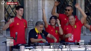 ¡Armaron la fista! Hazard y Courtois hicieron bailar a los asistentes a la plaza de Bruselas