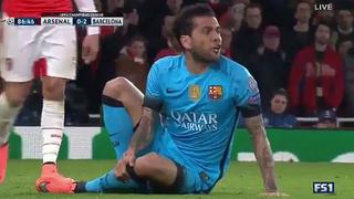 Barcelona vs. Arsenal: así insultó Dani Alves a Mesut Ozil tras dura falta