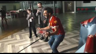 Y después dicen que es solo un juego: la genial sorpresa de Salah a varios niños del Liverpool