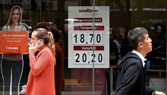 El dólar se cotizaba a 19,9 pesos en México este martes. (Foto: AFP)