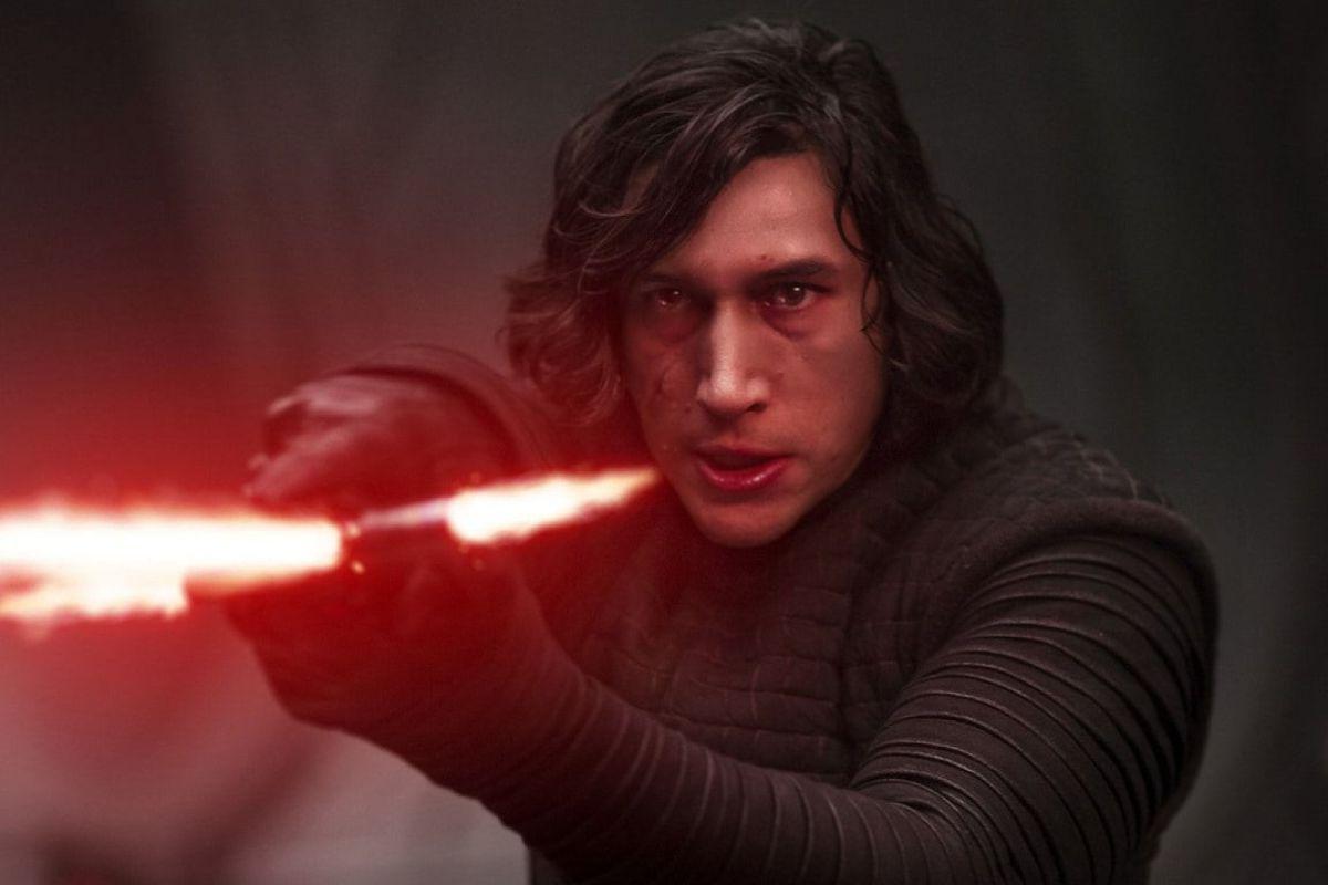 Kylo Ren (Adam Driver), antes Ben Solo, completa su círculo volviendo al lado Brillante de la Fuerza al luchar contra Rey (Foto: Lucasfilm)