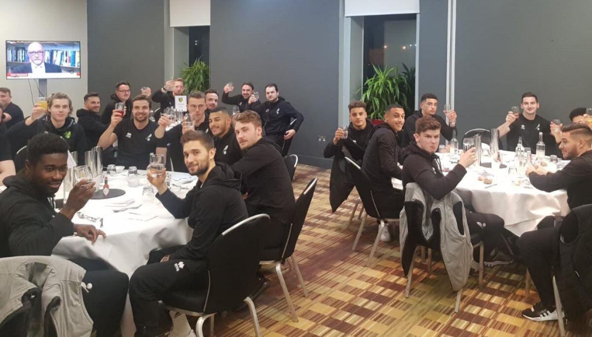 Los jugadores del Norwich cumplieron la última voluntad de su hincha más longevo fallecido hace algunos días. (Difusión)